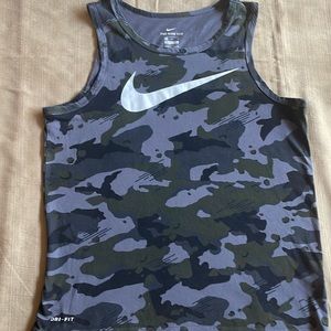 Nike Dri-Fit tee. Men’s med